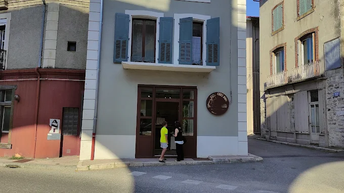 Facade de la pizzeria Chez Dom a Saint-Nazaire-en-Royans avec enseigne