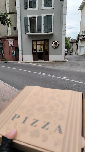 Vue exterieure de la pizzeria Chez Dom avec boite pizza