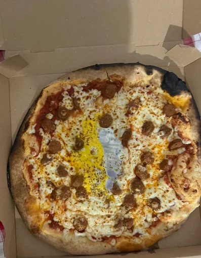 Pizza artisanale avec oeuf cuite au feu de bois